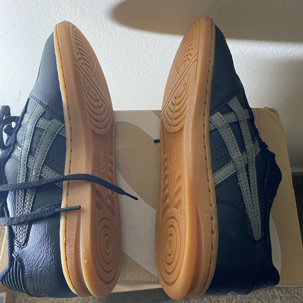 ASICS Womens Sz 8 Skyhand Black and Gray Sneakers nwt - Picture 6 of 7